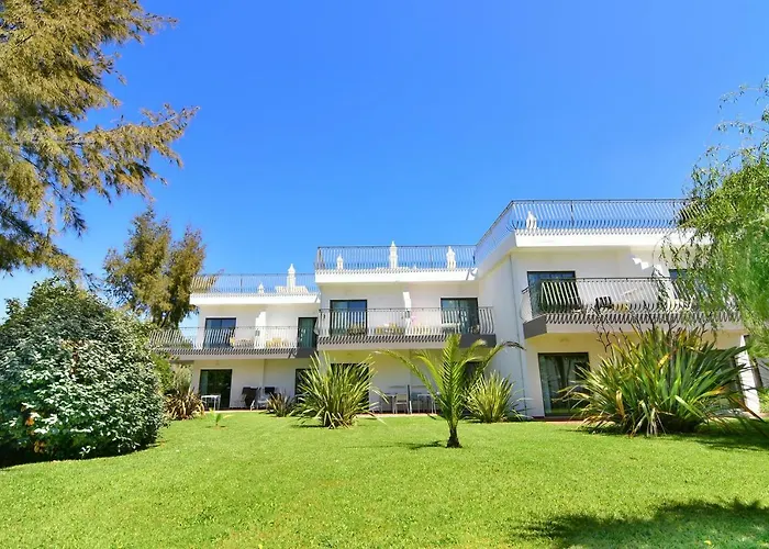 Bayside Salgados מלון דירות